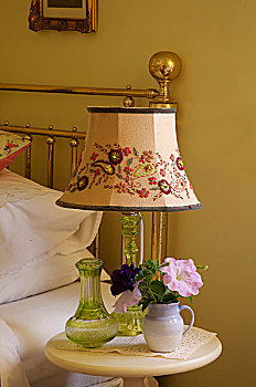刺绣,灯罩,插花,绿色,玻璃花瓶,床边