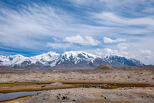 新疆帕米尔高原葱岭上的戈壁滩