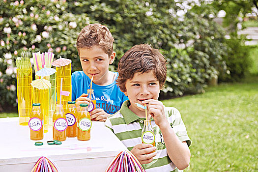 两个男孩,瓶子,喝,生日派对