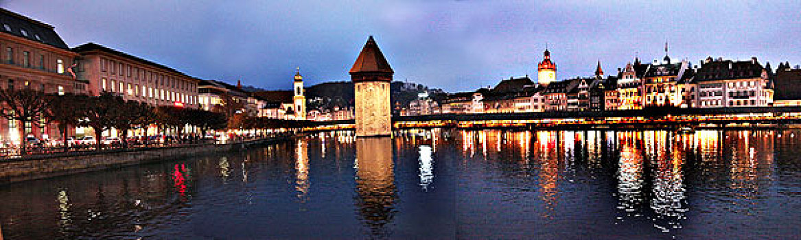 瑞士琉森罗伊斯河卡贝尔桥全景夜色