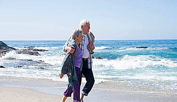 老年,夫妻,走,海滩,微笑