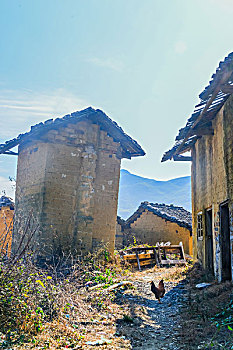 村庄,农村,房子,老屋,土墙,树,水沟,小溪,山,蓝天,鸡,鸭,草,田地,农舍