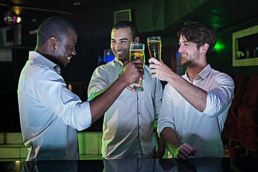 一群人,祝酒,玻璃杯,啤酒,酒吧