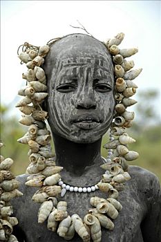 一个,女孩,肖像,莫西部落,脸,涂绘,白色,大,项链,壳,靠近,金卡,埃塞俄比亚,非洲