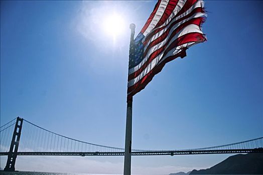 仰视,美国国旗,摆动,吊桥,背景,金门大桥,旧金山,加利福尼亚,美国