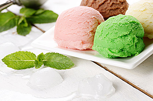 三个,冰淇淋球,白色背景,盘子