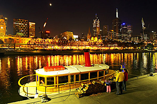 小船,亚拉河,弗林德斯河街站,中央商务区,墨尔本,维多利亚,澳大利亚