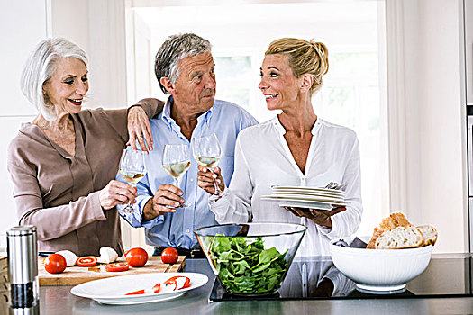高兴,老年,夫妻,成年,女人,抬起,葡萄酒杯,相互,厨房