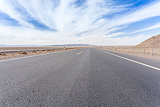 中国西部荒野道路