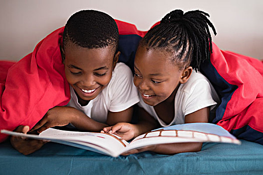 微笑,兄弟姐妹,读,书本,一起,躺着,床,在家