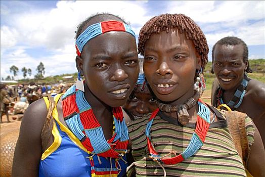 肖像,两个女孩,人,穿,彩色,项链,市场,埃塞俄比亚