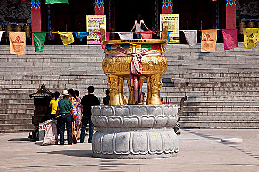 查干湖畔著名藏传佛教古刹之一----妙因寺天王殿前上香人群