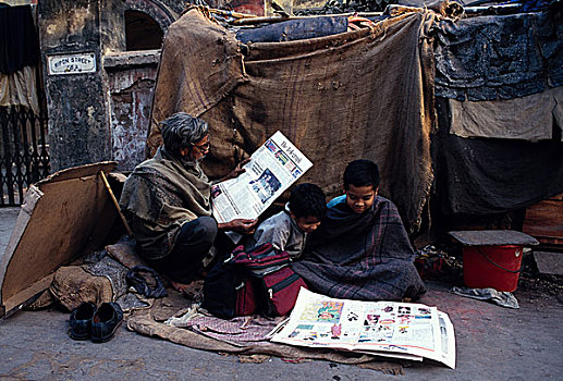 坐,户外,小屋,公路,道路,孩子,读,早晨,报纸,五个,罐,只有一个,学校,加尔各答,印度