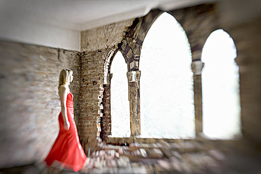 女人,红色,连衣裙,看,室外,废弃,建筑,拱形,窗户