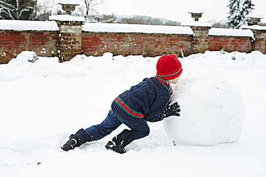 男孩,制作,雪人,室外