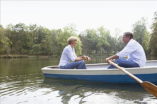 中年夫妇,划桨船