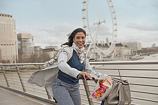 头像,微笑,女人,骑自行车,桥,上方,泰晤士河,靠近,千禧轮,伦敦,英国