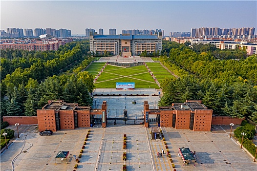 航拍河南郑州大学主校区校园风光,校门外景