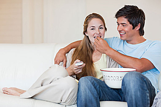 幸福伴侣,看电视,吃,爆米花