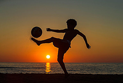 男孩,足球,日落,海洋,海滩,意大利,欧洲