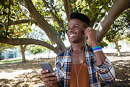 男青年,耳机,听歌,手机,公园