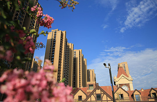 山东省日照市,初秋时节天高云淡,居民小区掩映在绿树红花中