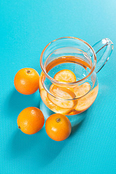 具有化痰止咳功效的保健水果金桔摆放在桌面上