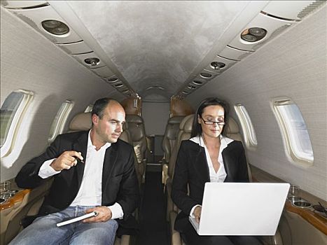 职业女性,商务人士,私人飞机,讨论