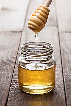 放在桌子上的蜂蜜