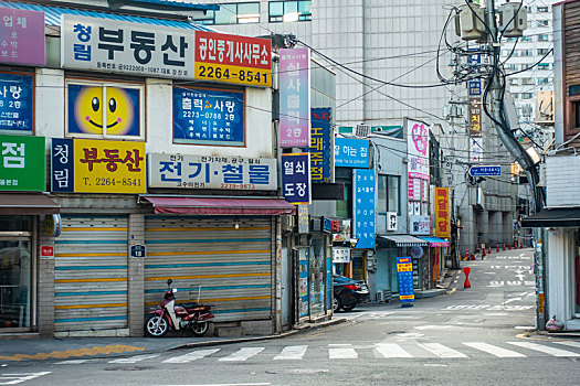 清晨时分的韩国首尔忠武路附近的街头景观