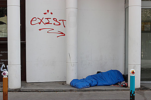 法国,巴黎,无家可归,男人,睡觉,街上,睡袋