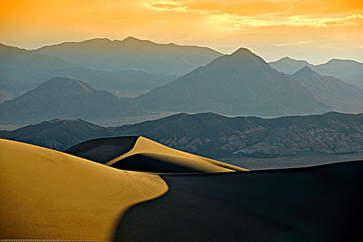 马斯奎特沙丘,看,棉白杨,山峦,早晨,亮光,日出,大礼帽,死亡谷国家公园,莫哈维沙漠,加利福尼亚,美国