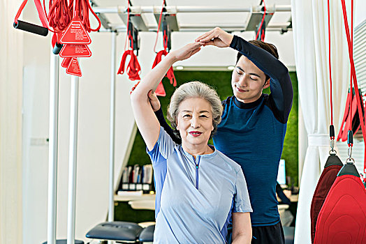 老年女子在私教的指导下健身