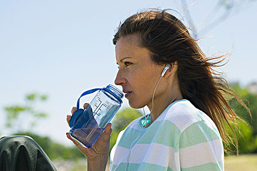 女人,听,耳机,户外,饮用水,瓶子