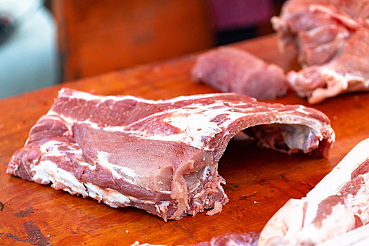 冬季,早市的猪肉摊位上摆放着一大块排骨