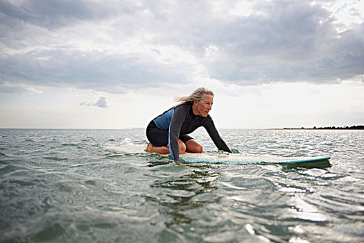 老年,女人,冲浪板,海洋