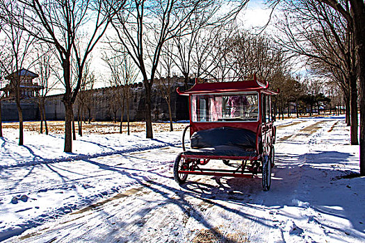 冬天行走中在雪地上的红色马车