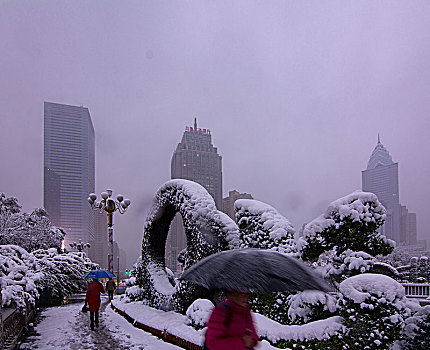 2018年10月18日,新疆乌鲁木齐迎来入冬第一场雪