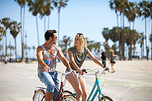 情侣,骑自行车,一起,威尼斯海滩,洛杉矶,加利福尼亚,美国