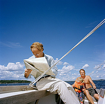 两个男人,孩子,帆船,瑞典