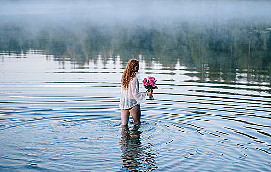 后视图,美女,涉水,模糊,湖,拿着,束,粉色,玫瑰