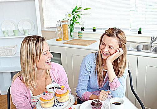 笑,女人,吃,杯形蛋糕,喝咖啡,坐,厨房