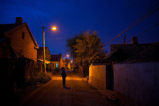 傍晚城镇街道放学回家的孩子,黑龙江海林