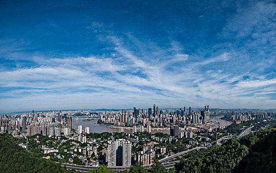 2023年重庆市南岸区南山一棵观景平台上俯瞰重庆渝中区
