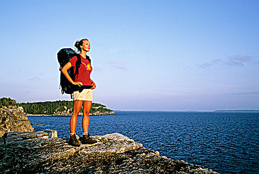 背包族,站立,石头,远眺,乔治亚湾,布鲁斯半岛国家公园,安大略省,加拿大