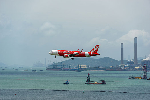 一架亚洲航空的客机正降落在香港国际机场