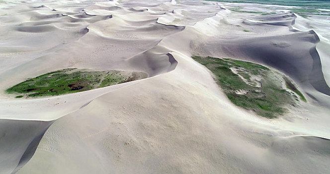 新疆哈密,神奇的沙漠与绿洲相依相偎