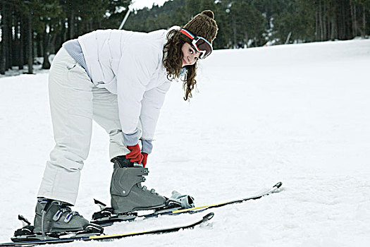 美女,穿,滑雪,弯腰,调整,靴子