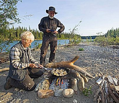 女人,烹调,油炸,鱼,肉片,露营,男人,盘子,等待,后面,河,育空地区,加拿大