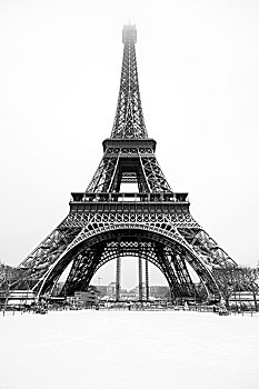法国巴黎艾菲尔铁塔的雪景